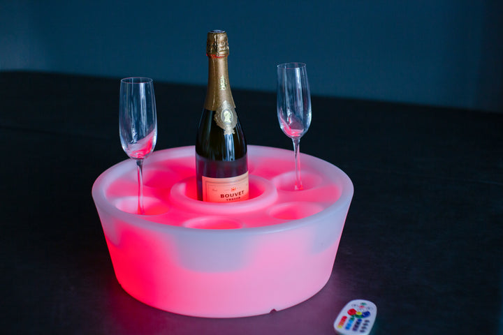 Schwimmende Poolbar mit LED Beleuchtung